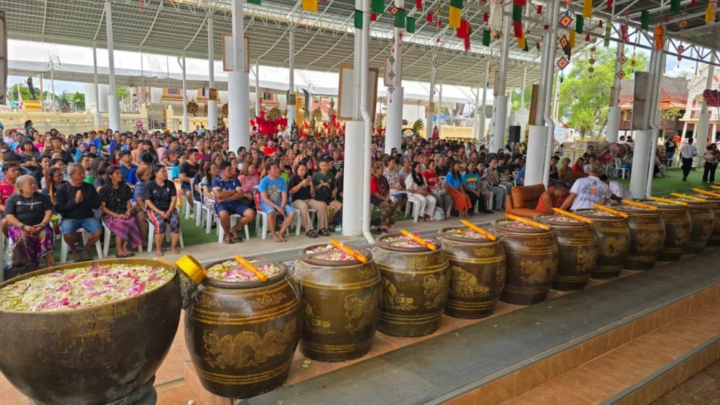 ประชาชนจำนวนมากร่วมพิธีสวดมนต์และรดน้ำมนต์เสริมสิริมงคลที่วัดแจ้งใน จังหวัดนครราชสีมา