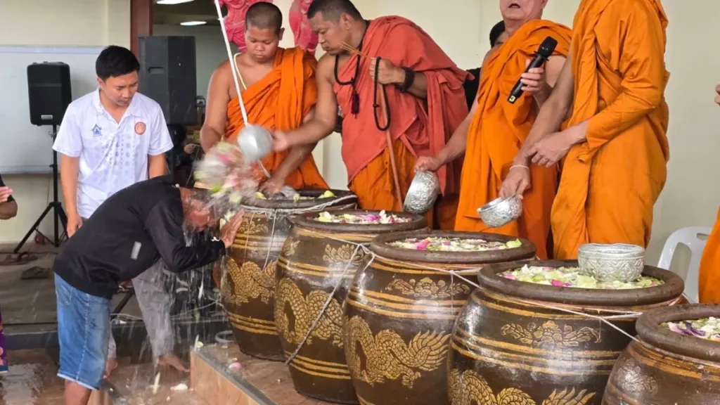 พระสงฆ์ประกอบพิธีรดน้ำมนต์ให้กับประชาชนที่มาทำบุญเสริมสิริมงคล ณ วัดแจ้งใน จังหวัดนครราชสีมา