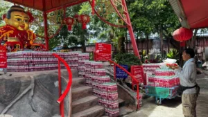 เลขเด็ด 1 ตุลาคม 2569 กุมารทองเจ้าสัวเฮงที่อาศรมฤาษีเณร ซึ่งมีการนำน้ำแดงจำนวนมากมาถวายแก้บนตามความเชื่อ