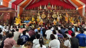 บรรยากาศพิธีมุทิตาจิตเนื่องในวันเกิดอาจารย์ฤาษีเณร ณ อาศรมฤๅษีเณร ธาตุพุทธคุณ โดยมีศิษยานุศิษย์เข้าร่วมพิธีจำนวนมากหน้าองค์ปู่ฤๅษีพรหมเมศ